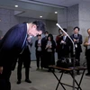Thứ trưởng Bộ Nội vụ và Truyền thông Nhật Bản Takuo Komori cúi đầu xin lỗi người dân. (Nguồn: The Japan Times)