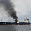 Khói bốc lên từ tàu chở dầu M/V Merlin Luanda của Anh bị lực lượng Houthi tấn công khi di chuyển qua Vịnh Aden trên biển Arab. (Ảnh: AFP/TTXVN)