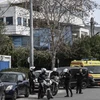 Cảnh sát phong tỏa khu vực bên ngoài công ty vận tải ở Athens, Hy Lạp sau vụ nổ súng ngày 12/2/2024. (Ảnh: AFP/TTXVN)
