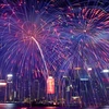 Pháo hoa thắp sáng bầu trời tại cảng Victoria ở Hong Kong, Trung Quốc tối 11/2/2024. (Ảnh: THX/TTXVN)