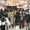 Người dân mua hàng tại trung tâm thương mại ở Osaka, Nhật Bản, ngày 2/1/2022. (Ảnh tư liệu: Kyodo/TTXVN)