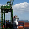 Container hàng hóa được bốc dỡ tại cảng ở Rio de Janiero, Brazil. (Ảnh tư liệu: AFP/TTXVN) 