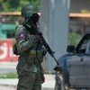 Binh sĩ Haiti gác tại sân bay ở Port-au-Prince khi lệnh tình trạng khẩn cấp được gia hạn, ngày 6/3/2024. (Ảnh: AFP/TTXVN)