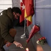 Người dân dâng hoa và thắp nến tưởng niệm các nạn nhân của vụ tấn công khủng bố .(Nguồn: The Local Spain)