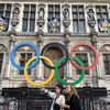 Biểu tượng Olympic tại Paris, Pháp. (Ảnh: AFP/TTXVN)