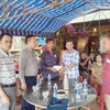 Lãnh đạo Ủy ban Nhân dân huyện Đắk Song thăm hỏi, động viên gia đình nạn nhân bị đuối nước. (Ảnh: TTXVN phát)