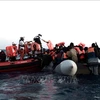 Lực lượng cứu hộ giải cứu người di cư trên vùng biển Địa Trung Hải. (Ảnh tư liệu: AFP/TTXVN)