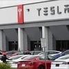 Một phòng trưng bày của Tesla tại Burbank, bang California, Mỹ. (Ảnh: AFP/TTXVN)