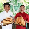Chị Phùng Huyền Nga và bếp trưởng Nguyễn Hoàng Phú giới thiệu món bánh mì nức tiếng của Việt Nam. (Ảnh: TTXVN phát) 