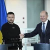 Thủ tướng Đức Olaf Scholz (phải) và Tổng thống Ukraine Volodymyr Zelensky. (Ảnh: AFP/TTXVN)