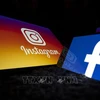 Biểu tượng của trang mạng xã hội Facebook và Instagram trên màn hình điện thoại thông minh và máy tính bảng ở Toulouse, Pháp. (Ảnh: AFP/TTXVN)