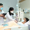 Bác sỹ Bệnh viện Đại học Y Dược Thành phố Hồ Chí Minh điều trị cho bệnh nhân suy thận mạn. (Ảnh: TTXVN phát) 