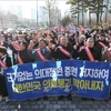 Các bác sỹ tham gia đình công phản đối kế hoạch tuyển thêm sinh viên y khoa tại Yongsan, Hàn Quốc, ngày 25/2/2024. (Ảnh: Yonhap/TTXVN)