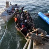 Lực lượng Vệ binh quốc gia Tunisia giải cứu người di cư trên Địa Trung Hải, ngoài khơi thành phố Sfax của Tunisia. (Ảnh (tư liệu): AFP/TTXVN)