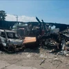 Các phương tiện bị đốt cháy trong bạo lực băng nhóm ở thủ đô Port-au-Prince, Haiti, ngày 25/3/2024. (Ảnh: AFP/TTXVN) 