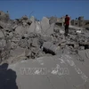 Cảnh đổ nát sau cuộc không kích của Israel xuống thành phố Deir el-Balah, Dải Gaza, ngày 2/4/2024. (Ảnh: THX/TTXVN) 