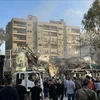 Lực lượng cứu hộ làm nhiệm vụ tại hiện trường vụ tấn công vào tòa nhà sứ quán Iran ở Damascus, Syria ngày 1/4/2024. (Ảnh: AFP/TTXVN) 