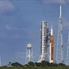 Tên lửa SLS, mang theo tàu thám hiểm Mặt Trăng thực hiện sứ mệnh Artemis I, được đặt vào bệ phóng tại Trung tâm Vũ trụ Kennedy, bang Florida, Mỹ ngày 24/9/2022. (Ảnh minh họa: AFP/TTXVN)