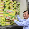 Ông Trang Công Cường, Chủ tịch UBND huyện An Phú (An Giang) đưa thùng xoài lên xe xuất đi Hàn Quốc. (Ảnh: Thanh Sang/TTXVN)