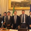 Các đại biểu Việt Nam và Italy tham dự Phiên điều tra tìm hiểu thực tế về các vấn đề liên quan đến tầm nhìn của Italy và các nước châu Âu ở khu vực Ấn Độ Dương-Thái Bình Dương chụp ảnh lưu niệm. (Ảnh: Thanh Hải/TTXVN)