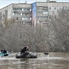 Lực lượng cứu hộ sơ tán người dân tại khu vực ngập lụt do vỡ đập ở thành phố Orsk, vùng Orenburg, Nga ngày 8/4/2024. (Ảnh: AFP/TTXVN)