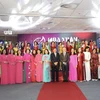 Đại sứ Ngô Hướng Nam (đứng giữa bên phải) cùng Chủ tịch LHHPNVN tại châu Âu Nguyễn Việt Triều (thứ sáu từ phải) chụp ảnh lưu niệm với trưởng đoàn các hội phụ nữ đến từ 11 nước châu Âu (Ảnh: TTXVN)