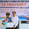 Tổng Công ty Đường sắt Việt Nam tặng Bằng khen cho anh Trịnh Dũng. (Ảnh: TTXVN phát)
