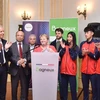 Bà Hélène Amiable, Thị trưởng Thành phố Bagneux nồng nhiệt chào đón đoàn Taekwondo trẻ Việt Nam sang tập huấn.( Ảnh: TTXVN phát)