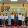 Tổng Lãnh sự Chu Đức Dũng chụp ảnh lưu niệm cùng kiều bào Thái Lan tại lễ Giỗ Tổ Hùng Vương. (Ảnh: TTXVN phát)