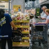 Người dân mua sắm tại siêu thị ở Atlanta, Georgia, Mỹ. (Ảnh: AFP/TTXVN) 