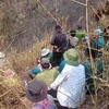 Người dân xã Pa Tần tại khu vực hiện trường phát hiện thi thể 3 bố con chết cháy. (Ảnh: Người dân cung cấp)