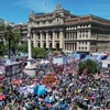 Hàng nghìn người đã tập trung trước Phủ Tổng thống và tuần hành ở trung tâm thủ đô Buenos Aires. (Nguồn: Buenos Aires Times)