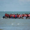 Thuyền chở người di cư vượt eo biển Manche. (Ảnh tư liệu: AFP/TTXVN)