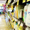 Sản phẩm phấn rôm của hãng dược phẩm Johnson & Johnson được bày bán tại một siêu thị ở California, Mỹ. (Ảnh: AFP/TTXVN)