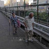 Người cao tuổi đi bộ trên đường phố tại Tokyo, Nhật Bản ngày 18/9/2023. (Ảnh: THX/TTXVN)