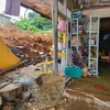 Bức tượng bị đổ làm ngôi nhà do mưa lớn khiến 3 cháu bé tử vong. (Ảnh: Mạnh Khánh/Vietnam+)