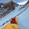 Những người leo núi xếp hàng dài leo lên một con dốc trong quá trình chinh phục đỉnh Everest năm 2021. (Ảnh: AFP/Getty Images)