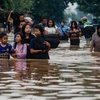 Người dân sơ tán khỏi khu vực ngập lụt ở thành phố Bandung, cách thủ đô Jakarta 180km về phía Đông. (Ảnh: AFP/TTXVN)