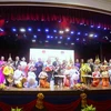 Các diễn viên và đại biểu khách mời hai nước tham dự chương trình "Tuần Văn hóa Việt Nam tại Campuchia” năm 2024. (Ảnh: Huỳnh Thảo/TTXVN)