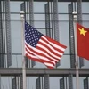 Cờ Mỹ (bên trái) và cờ Trung Quốc. (Ảnh minh hoạ: Reuters)