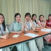Sinh viên Khoa Sư phạm trường Đại học Thái Nguyên, phân hiệu Lào Cai, tham gia giảng dạy lớp tiếng Việt đầu tiên. (Ảnh: TTXVN phát)