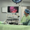 Các bác sỹ tại Bệnh viện Đa khoa tỉnh Bình Dương thực hiện ca phẫu thuật cho sản phụ mang thai ngoài tử cung hiếm gặp. (Ảnh: TTXVN phát)