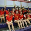 Các tuyển thủ Việt Nam cổ vũ cho hai đội. (Ảnh: Trần Lê Lâm/TTXVN)