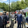 Đại sứ Phạm Quang Hiệu (thứ 2 từ phải sang) cùng các đại biểu Nhật Bản tham quan các gian hàng. (Ảnh: Phạm Tuân/TTXVN) 
