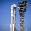 Tên lửa đẩy Atlas V mang theo tàu vũ trụ Starliner được lắp vào bệ phóng tại Trung tâm Vũ trụ Kennedy ở bang Florida, Mỹ ngày 31/5/2024. (Ảnh: AFP/TTXVN) 