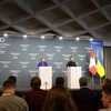 Tổng thống Thụy Sĩ Viola Amherd và Tổng thống Ukraine Volodymyr Zelenskyy tham dự họp báo. (Ảnh: Anh Hiển/TTXVN)