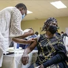 Nhân viên y tế tiêm vaccine phòng COVID-19 cho người dân tại Johannesburg, Nam Phi. (Ảnh: THX/TTXVN)