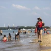 Người dân tránh nóng trên bãi biển ở Chicago, Mỹ, ngày 17/6/2024. (Ảnh: THX/TTXVN)