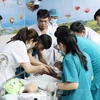 Đội ngũ y bác sỹ Bệnh viện Ung bướu Thành phố Hồ Chí Minh chuẩn bị tiến hành xạ trị áp sát cho bệnh nhi. (Ảnh: TTXVN phát)