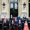 Tân Thủ tướng Hà Lan Dick Schoof (thứ 3, trái, hàng đầu) cùng Nội các mới sau lễ tuyên thệ nhậm chức trước Nhà vua Willem-Alexander (thứ 3, phải, hàng đầu) tại Hague, ngày 2/7/2024. (Ảnh: AA/TTXVN)